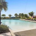Lush Studio With Pool & Dubai Water Canal Views