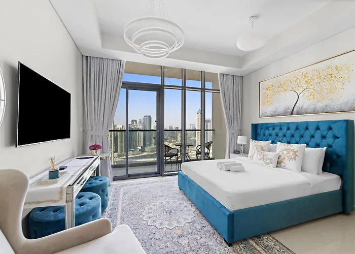 Lush Studio With Pool & Dubai Water Canal Views