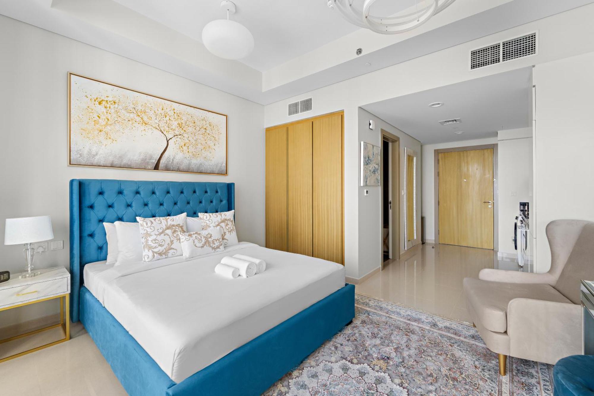 Lush With Pool & Water Canal Views Apartment Dubai