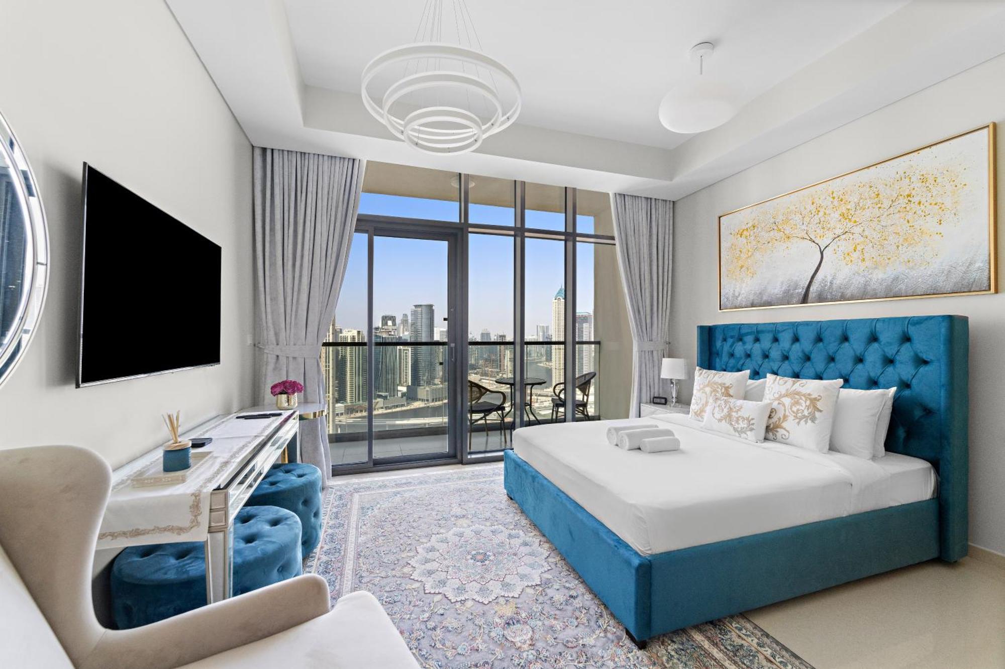 Lush With Pool & Water Canal Views Apartment *