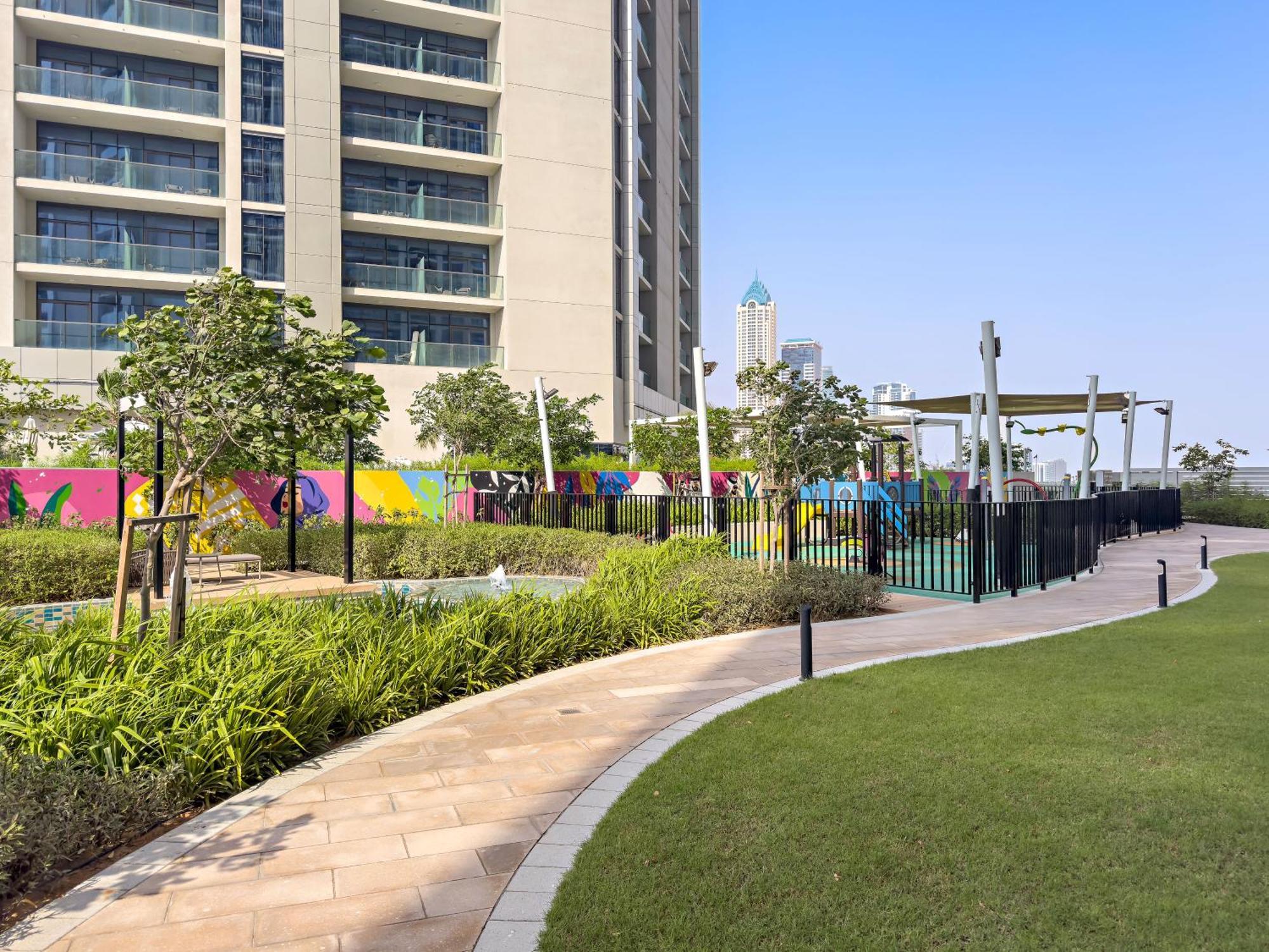 Apartment Lush With Pool & Water Canal Views Dubai