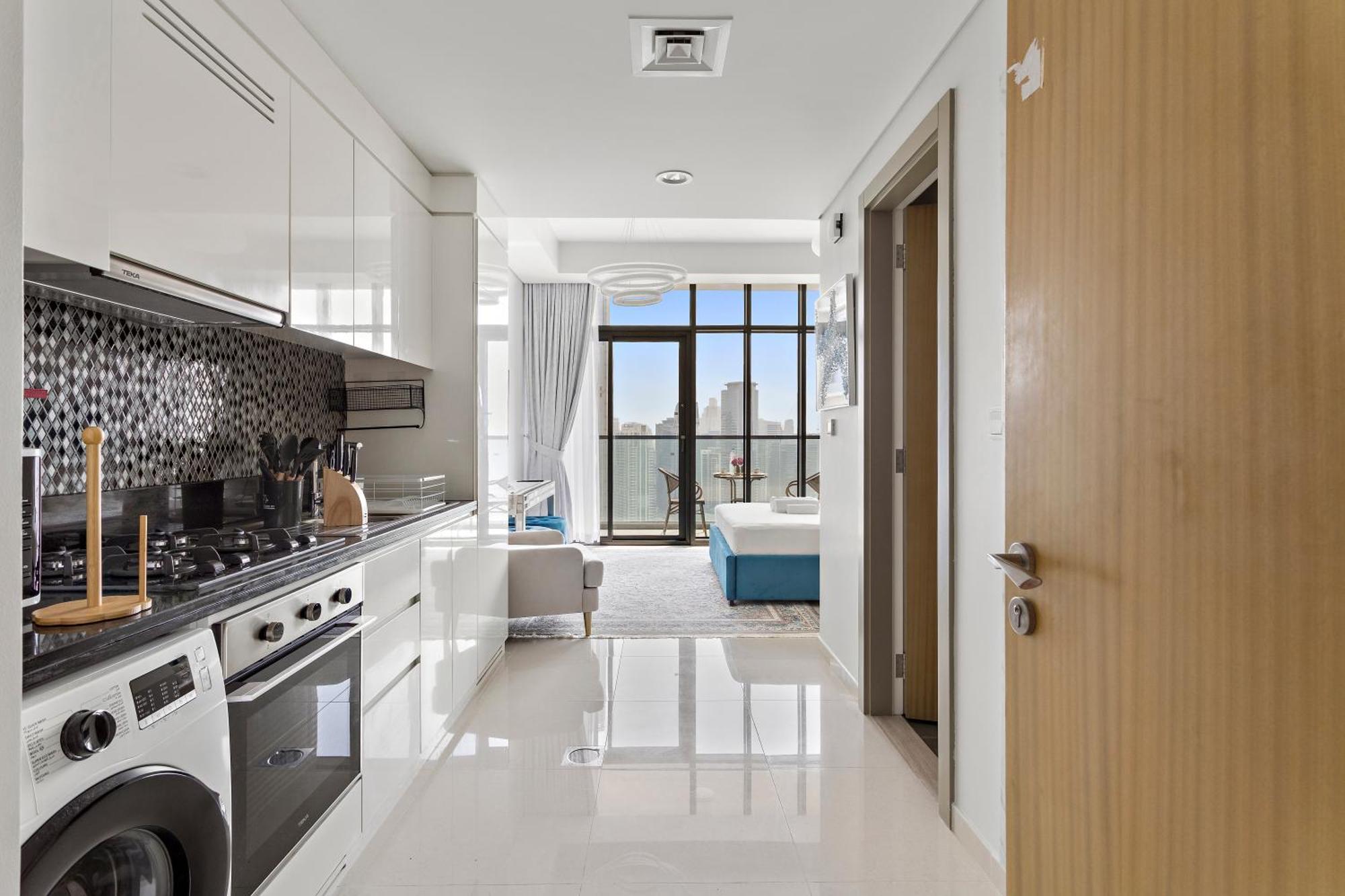 Lush With Pool & Water Canal Views Apartment Dubai