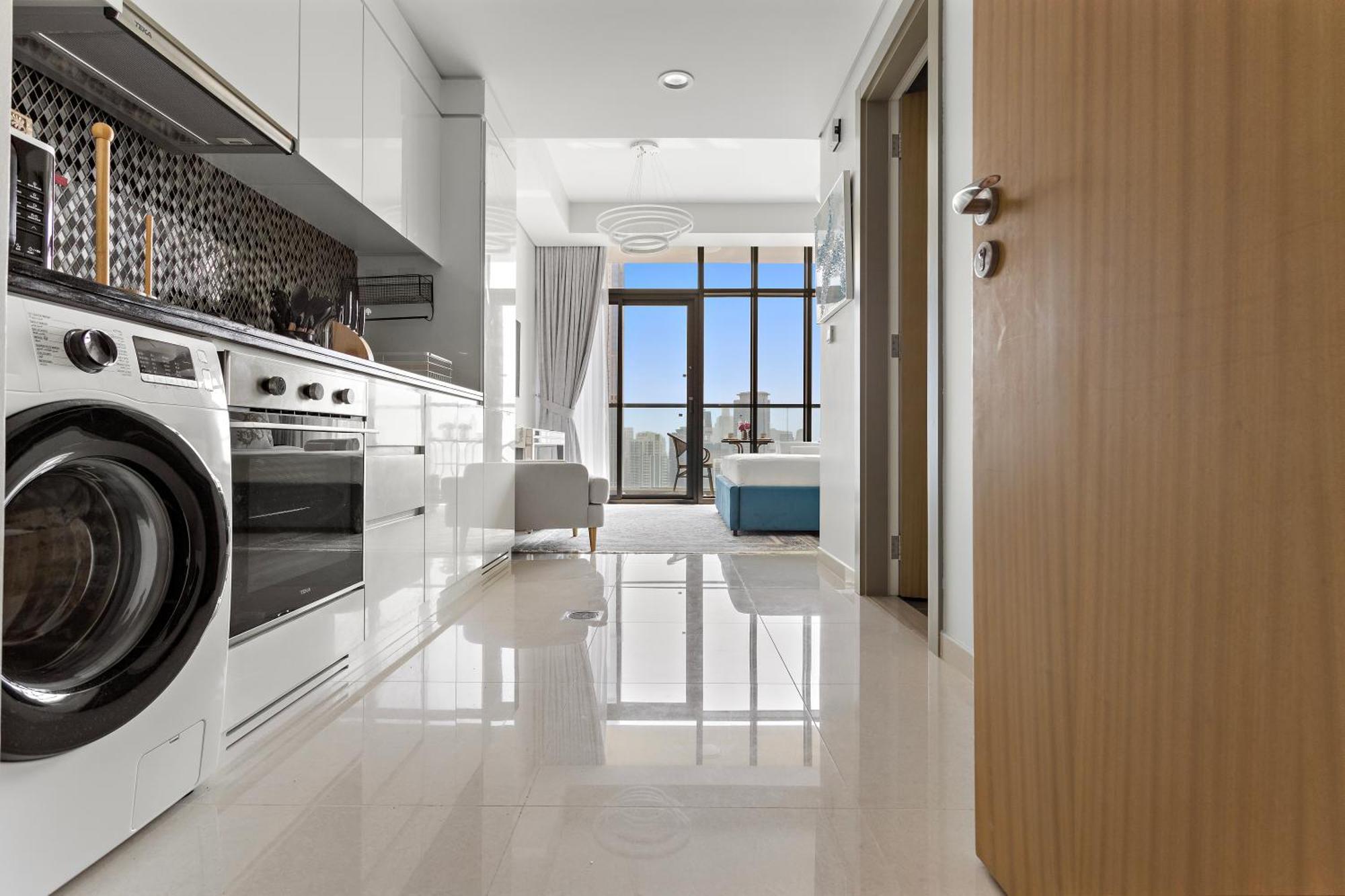 Apartment Lush With Pool & Water Canal Views Dubai